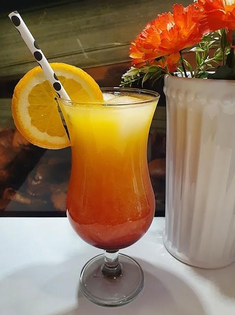 Tequila sunrise – przepis na drinka z tequila i sokiem pomarańczowym