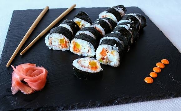 Futomaki z paluszkami surimi i kawiorem