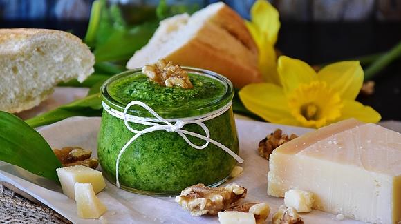 Pesto z rukoli - przepis na zdrowe i aromatyczne pesto