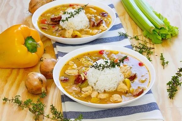 Gumbo z kurczakiem i kiełbasą