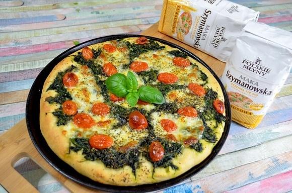 Pizza ze szpinakiem i serem mozzarella