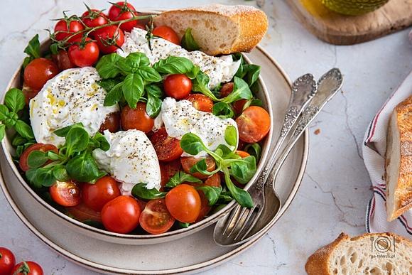 Burrata z pomidorami - prosta sałatka włoska