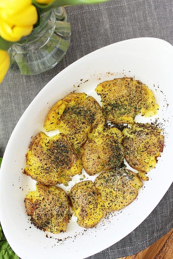 Ziemniaki zapiekane w piekarniku – pieczone ziemniaki w mundurkach
