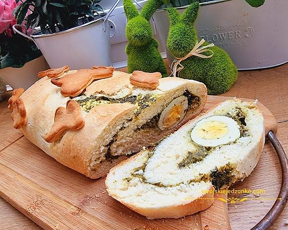 Chlebek wielkanocny ze szpinakiem i jajkiem