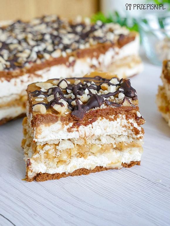 Ciasto Snickers z masą krówkową i orzechami