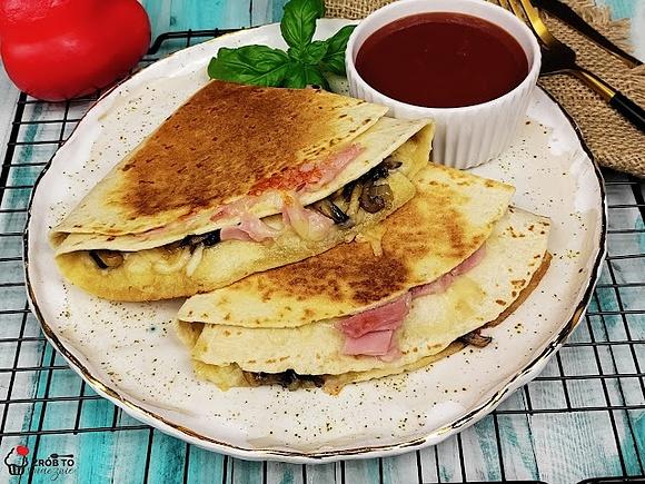 Tortilla zapiekana w opiekaczu Breville – przepis na smaczny pomysł na śniadanie