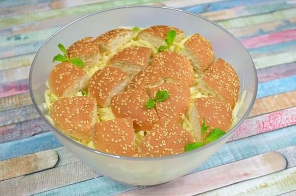 Sałatka big mac z mięsem, serem i sosem czosnkowym