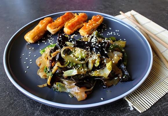 Makaron konjac z sałatą i hoisin