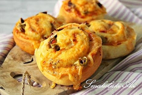 Zwijane pizzerinki z oliwkami i pomidorami