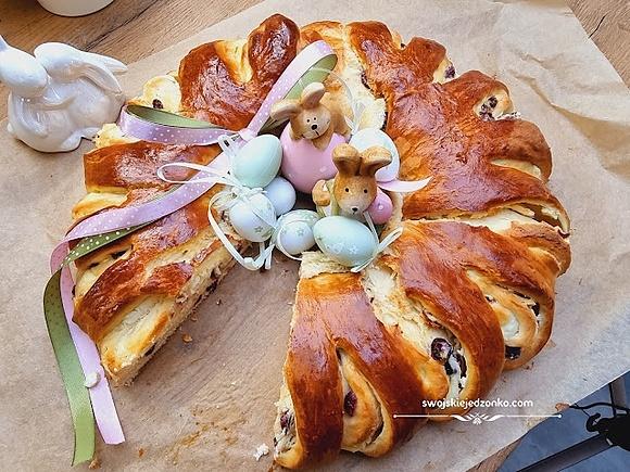 Wianek drożdżowy z serem i żurawiną