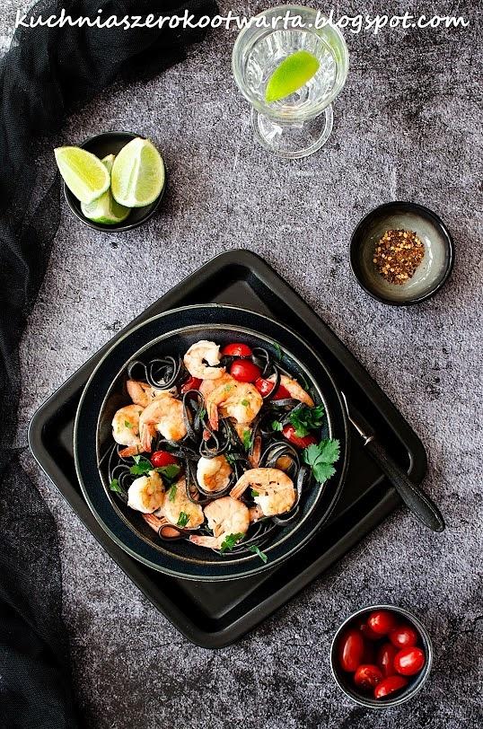 Makaron linguine z krewetkami i pomidorkami