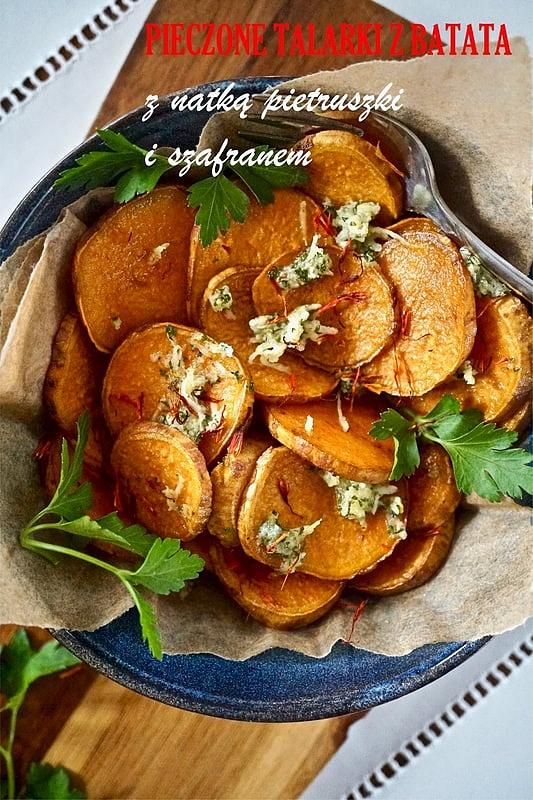 Pieczone talarki z batata z natką pietruszki i szafranem