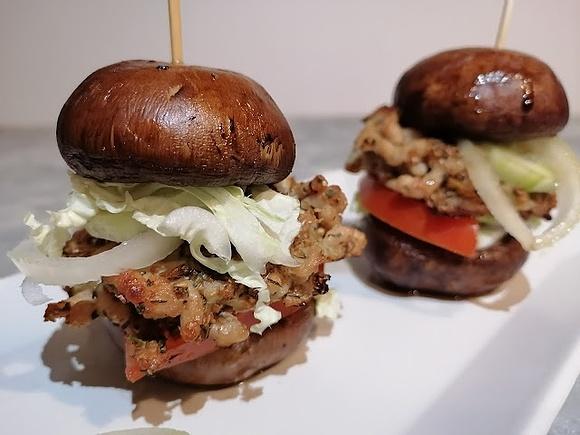 Bezglutenowe hamburgery w pieczarkach portobello