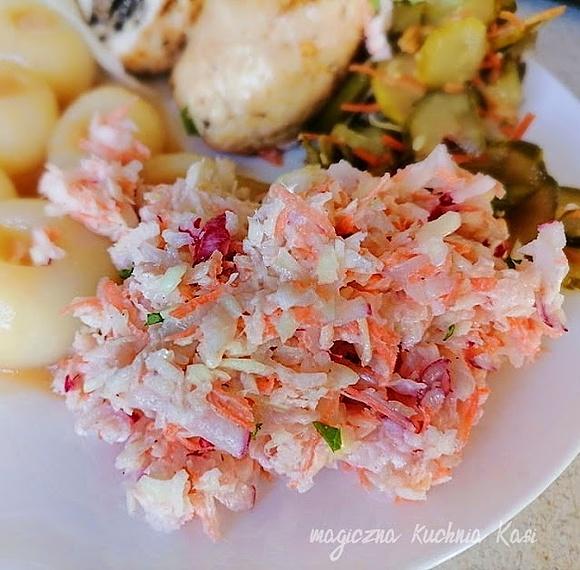 Surówka z kapusty, rzodkiewki i marchewki