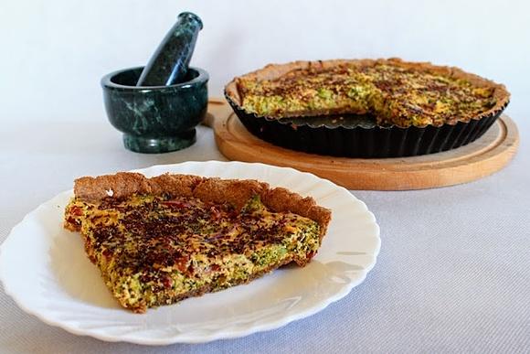 Żytnia tarta z ricottą brokułem i szynką