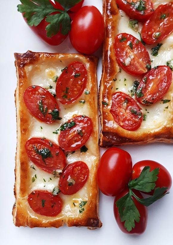 Ciastka francuskie z pomidorkami koktajlowymi
