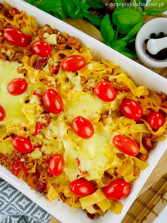Zapiekanka z makaronu i mięsa mielonego na obiad