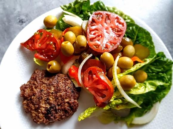 Burger wołowy z warzywami bez bułki – zdrowy obiad