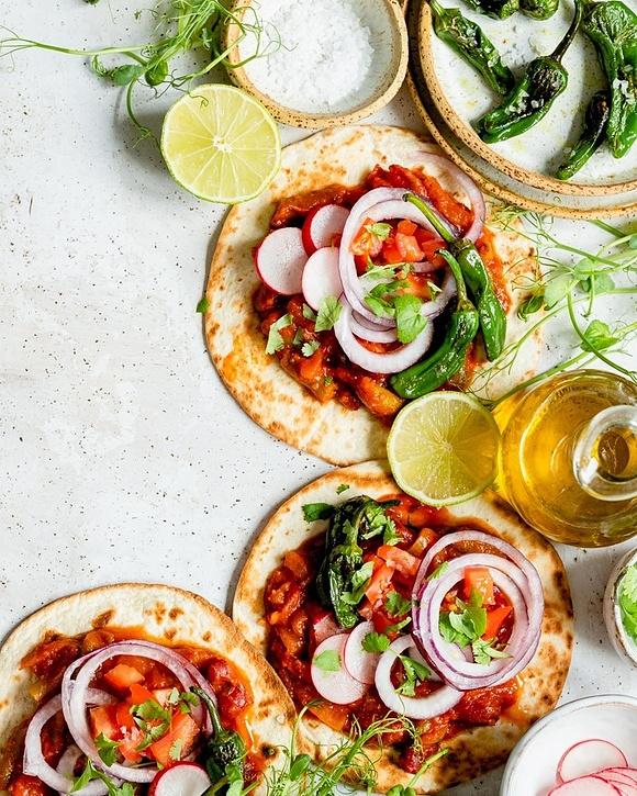 Taco wegetariańskie z papryką fasolą i mikro ziołami