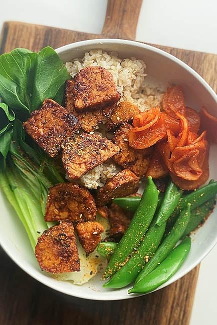Azjatycki bowl z tempeh bbq