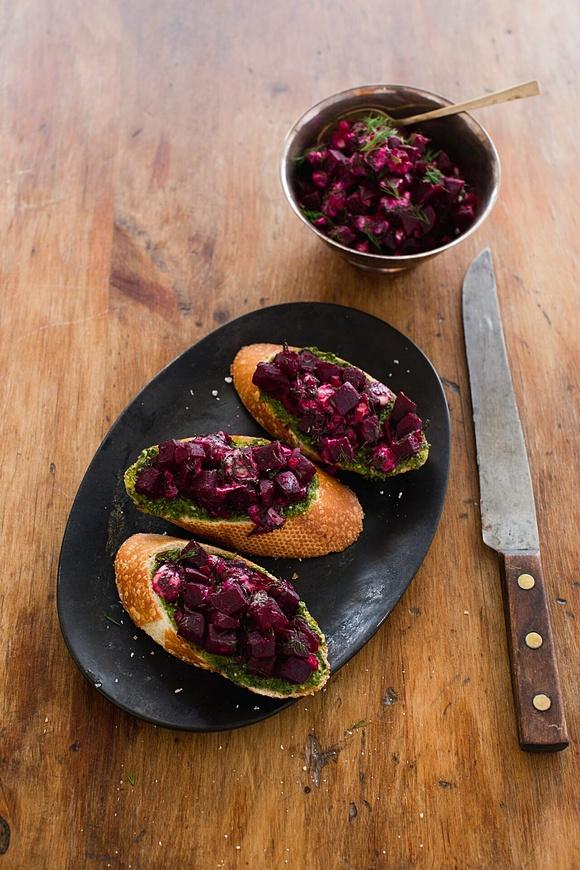 Bagietka z pesto i kiszonymi burakami