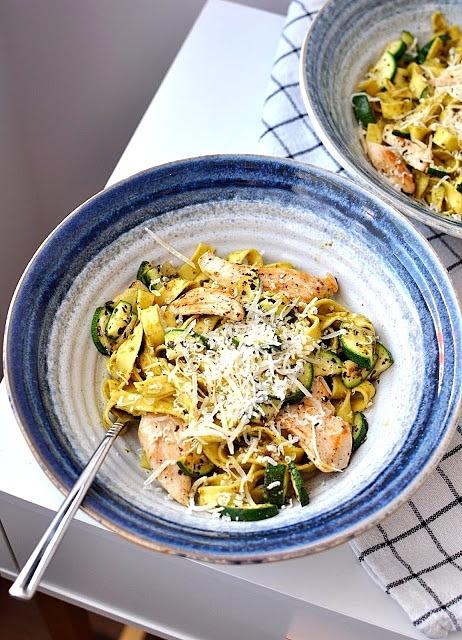 Makaron z pesto, kurczakiem i cukinią w 15 minut