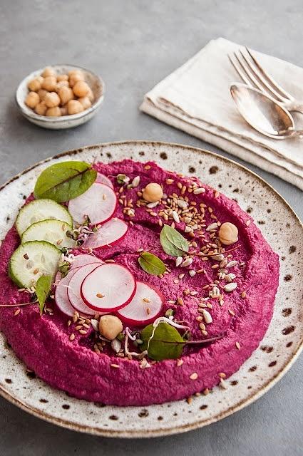 Hummus z białą fasolą i burakami