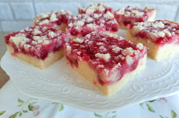 Ciasto z czerwoną porzeczką i kruszonką