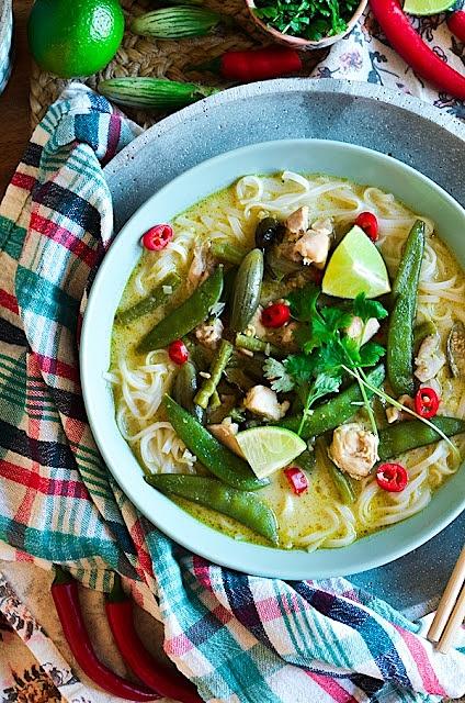Tajska zupa z zielonym curry i kurczakiem