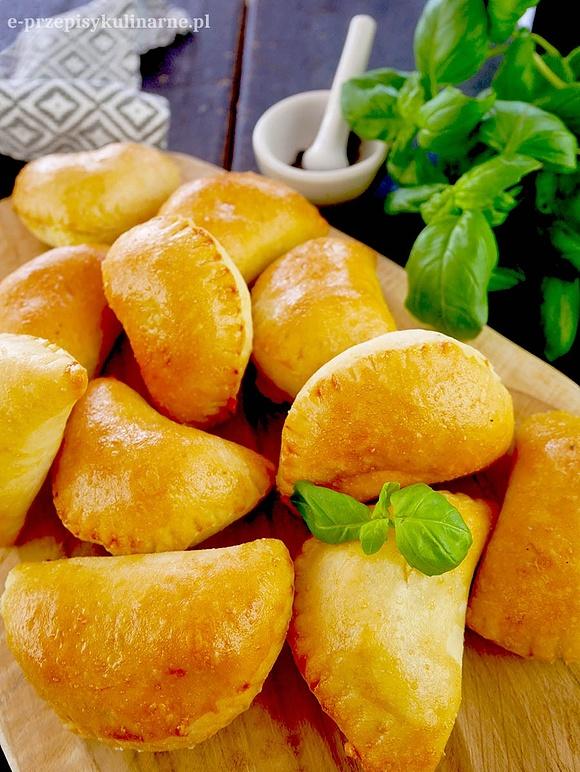 Pieczone pierogi ruskie z ciasta drożdżowego