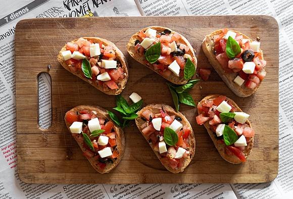 Włoska bruschetta z pomidorami, mozzarellą i oliwkami