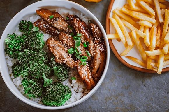 Kurczak Teriyaki z warzywami i frytkami