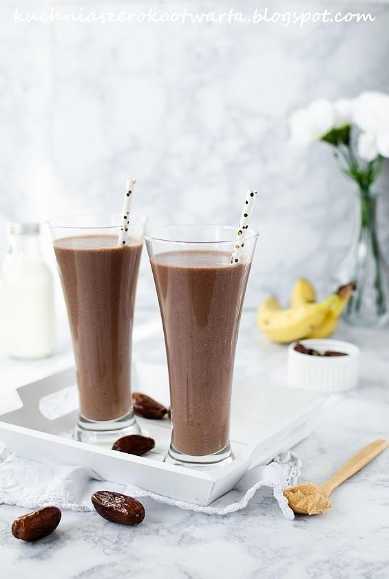 Kakaowy koktajl bananowy z masłem orzechowym