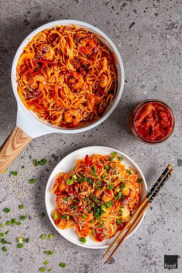 Ramen stir-fry z kimchi i krewetkami
