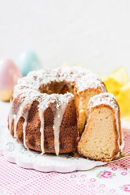 Ucierana jogurtowa babka z mleczną polewą