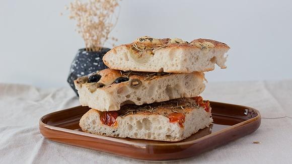 Focaccia - włoskie pieczywo z oliwą, ziołami i dodatkami