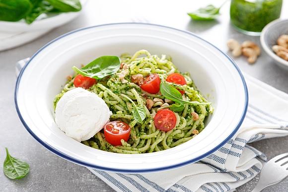 Makaron z pesto bazyliowym, burratą i pomidorkami koktajlowymi