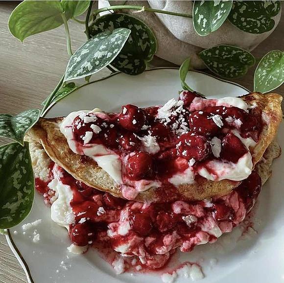 Omlet z kremowym sosem wiśniowym