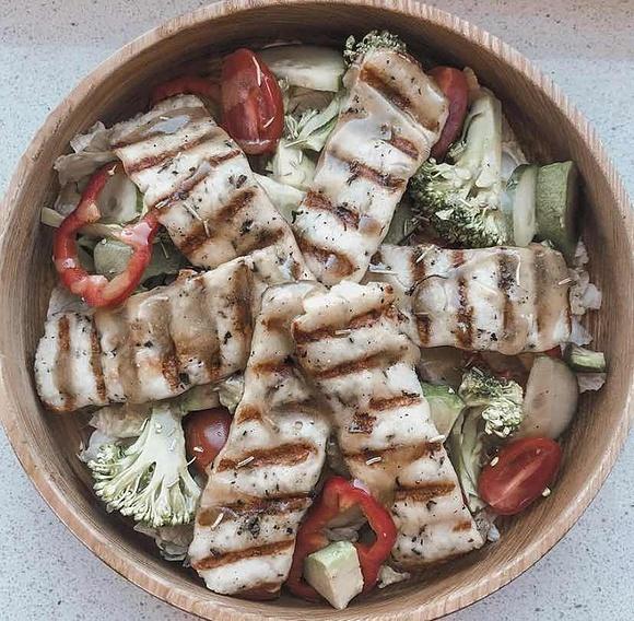 Sałatka z serem halloumi i dressingiem musztardowo-miodowym