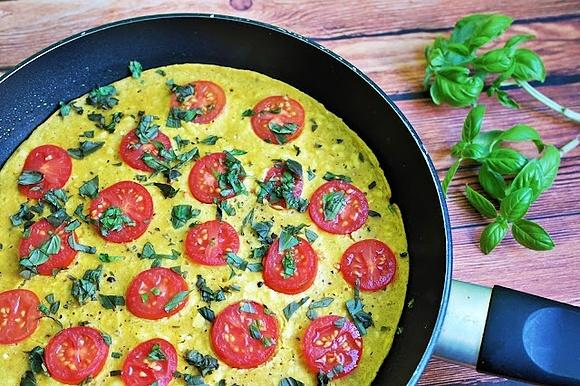Prosty wege omlet z ciecierzycy i tofu bez jajek, masła i laktozy