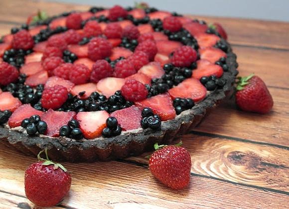 Podwójnie czekoladowa tarta z letnimi owocami