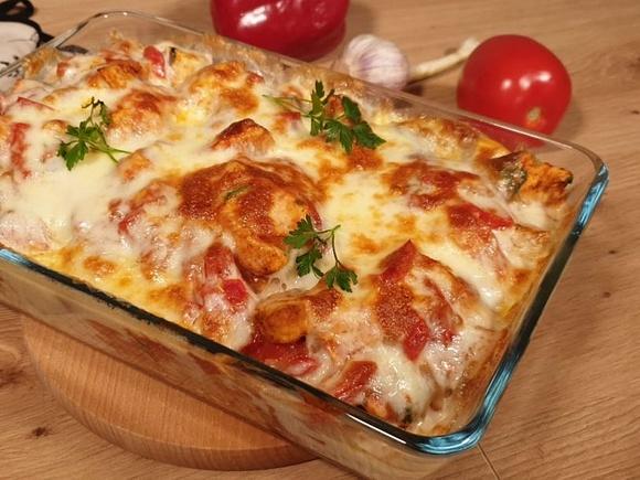 Zapiekanka makaronowa z kurczakiem, warzywami i serem mozzarella