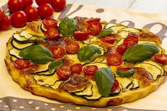 Tarta z pomidorami i cukinią