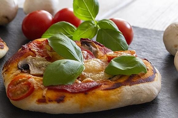 Pizzerinki z pomidorkami koktajlowymi i pieczarkami