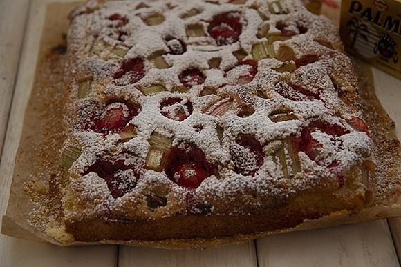 Ciasto z truskawkami i rabarbarem