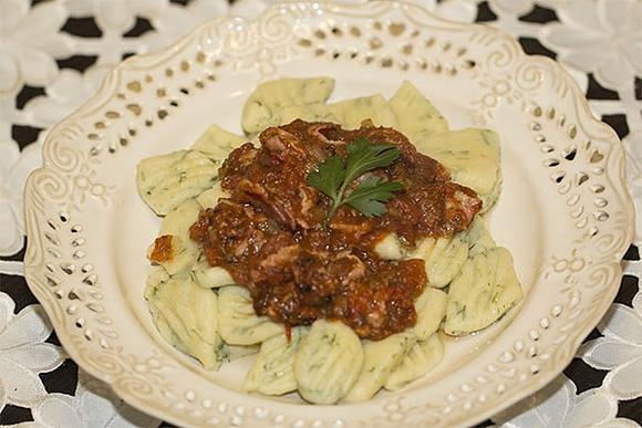 Koperkowe gnocchi z sosem pomidorowym