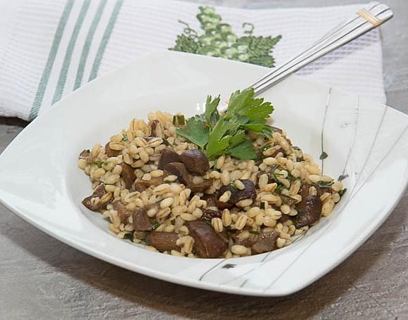 Pęczak z grzybami i pietruszką