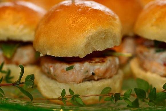 Mini burgery z łososia