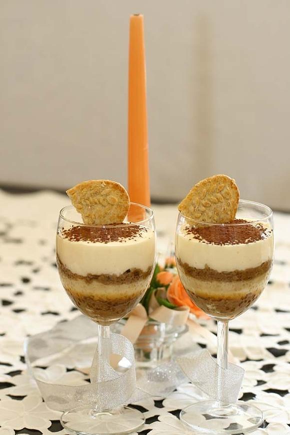 Tiramisu z BelVita, kawa, jajka, śmietana, rum, kakao, cukier waniliowy