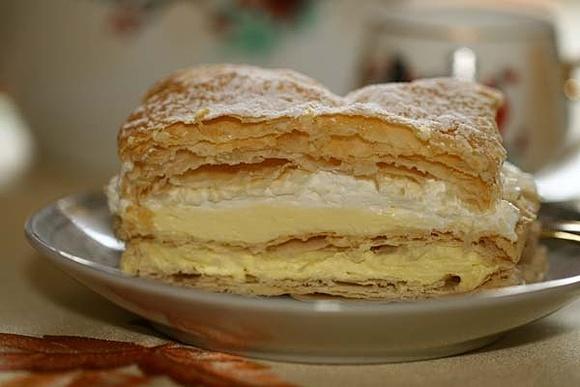 Napoleonka - pyszne ciasto z kremem i masą karpatkową